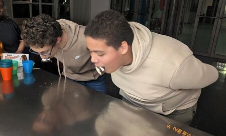 Zwei Schüler beim Schaumkussspiel