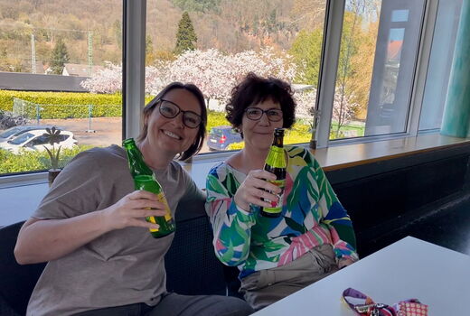 Personaltag zwei Frauen mit Getränk in der Hand