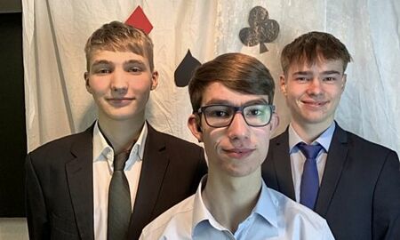 drei junge Männer vor einer Fotowand