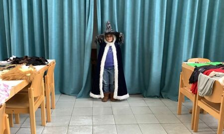 Mädchen als Hexe verkleidet