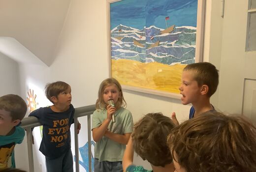 Mädchen präsentiert ein BIld