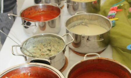Es sind Töpfe mit Soßen zu sehen.