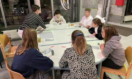 Jugendliche am Pokertisch