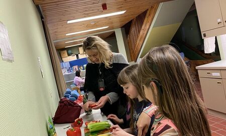 Kinder schneiden Gemüse