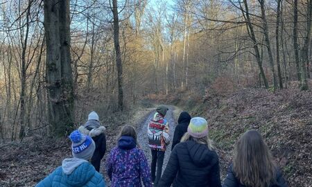 Jugendliche sind unterwegs im Wald