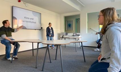 Zwei Lehrer referieren über das Thema Kino und Barrierefreiheit