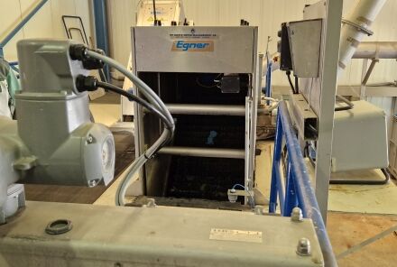 Im Maschinenraum: Zwei Schüler schauen sich um.