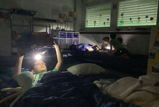Mit der Taschenlampe lesen macht nochmal besonders viel Spaß