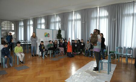 Kinder stellen Fragen zum Uhu