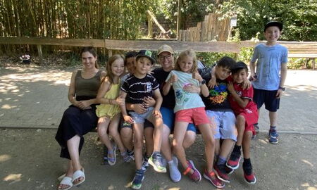 Gruppenfoto der Giraffenklasse im Zoo