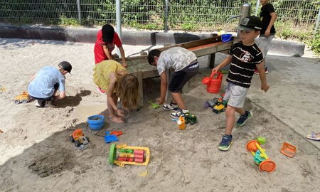 Kinder beim Wasserspielplatz