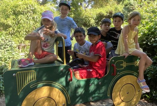 Gruppenfoto der Giraffenklasse im Spielzeugauto