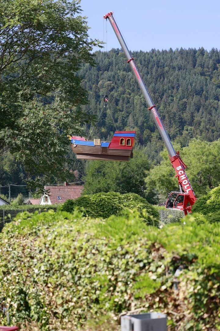 Das am Kran hängende Playmobil-Schiff von einem anderen Blickwinkel.