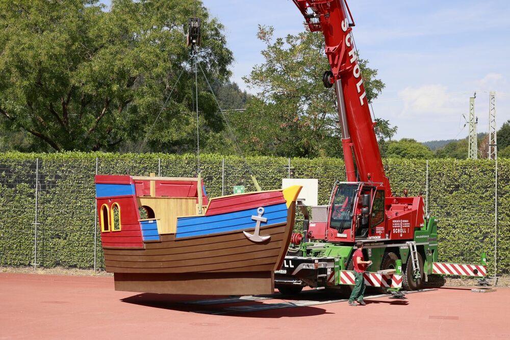 Das Playmobil-Schiff schwebt vor dem Kran.