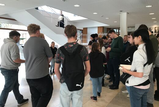 Im Bundesverfassungsgericht warten die Schülerinnen und Schüler auf den Einlass in den Gerichtssaal.