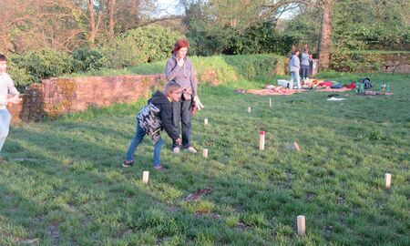 Zwei Schüler und eine Erzieherin spielen Wikinger Schach