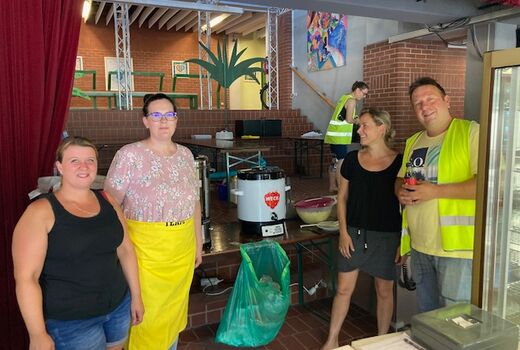 Fleissige Helfer verkaufen Snacks in der Aula