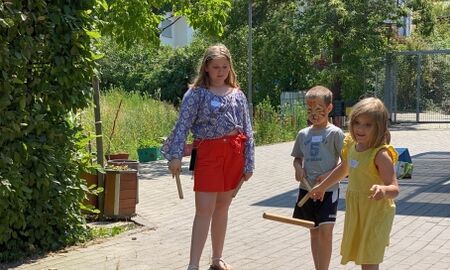 Drei Kinder spielen Wikingerschach