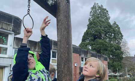 Kinder finden Hinweise