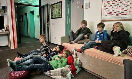 Kinder lauschen gespannt dem Märchen