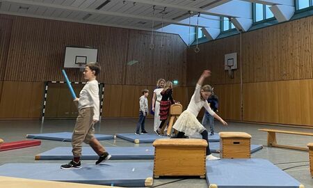 Kinder spielen Parcours