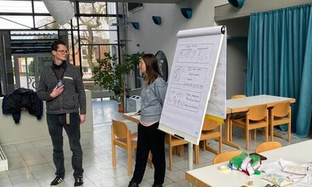 Zwei Lehrer erklären den Tagesablauf