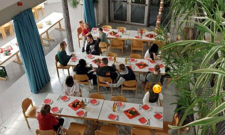 SchülerInnen an den festlich gedeckten Tischen