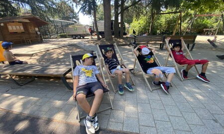 Vier Jungen chillen auf Liegestühlen