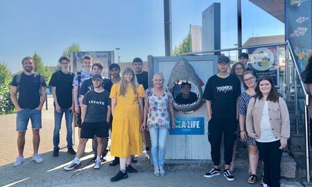 Auf dem Bild der Klassenstufe 2 der Abteilung berufliche Bildung. Die Schüler stehen vor dem Eingang des Sealifes in Speyer.