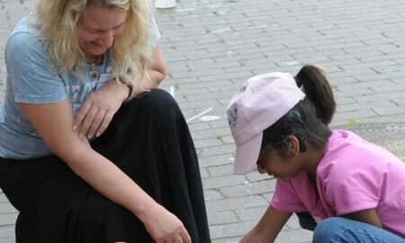 Eine Lehrerin spielt mit einem Kind