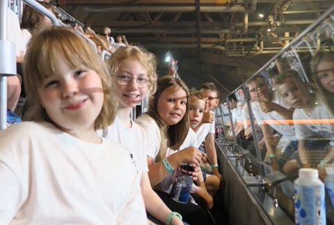 Drittklässler lächeln fröhlich