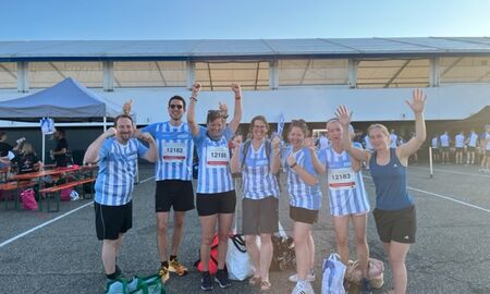 Gruppenfoto der Sportler und Sportlerinnen mit hochgehaltenen armen