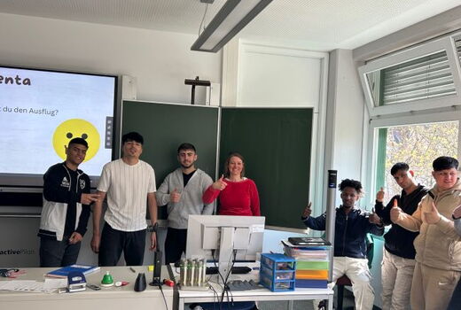 An der Tafel steht: Wie fandet ihr die Experimenta?  Alle Schülerinnen und Frau Gerold stehen bei dem lächelndem Gesicht.