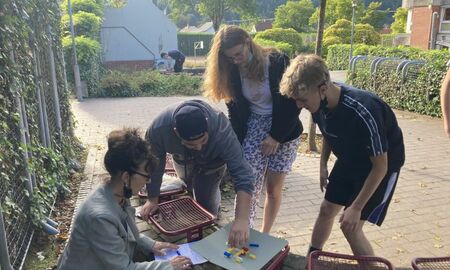 Schüler/innen bauen Legofiguren nach