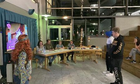 Gespielte Lets Dance Show mit Jury, Moderatorin und zwei Tänzern