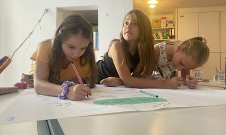 Mädchen schreiben ihre Ideen in eine MindMap