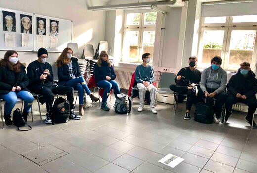 Die Klasse 3 in der Gedenkstätte während einer Gesprächsrunde