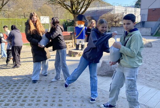 Schüler reichen Sandsäcke weiter