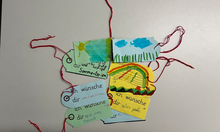 Gute Wünsche der Viertklässler am roten Faden mit selbst gemalten Bildern