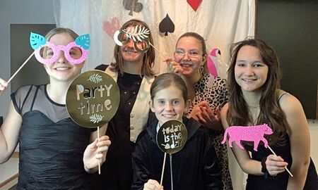 fünf junge Damen vor einer Fotowand