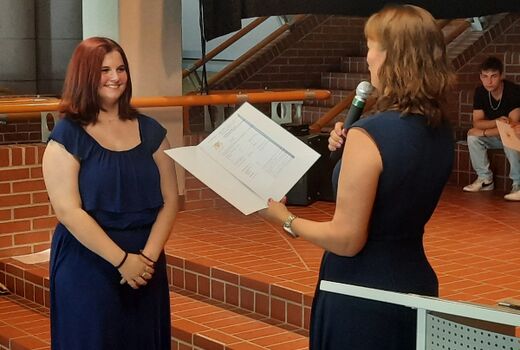 Emma Lemke nimmt ihr Zeugnis von Frau Soerensen entgegen.