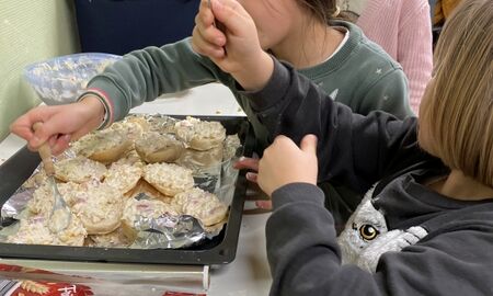 Vier Kinder machen Baguettebrötchen