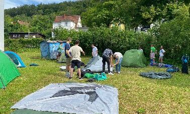 Jugendliche bauen Zelte auf