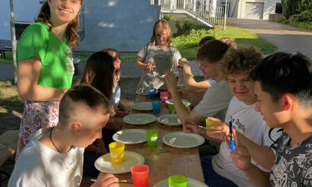 Jugendliche beim Abendessen im Freien