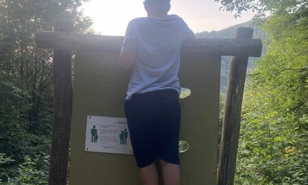 Ein Junge klettert auf ein Gerüst