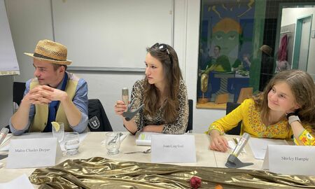 drei Jugendliche rätseln über den Mörder