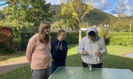 Schüler/innen stapeln Streichhölzer