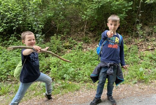 Jungen mit Stöcken
