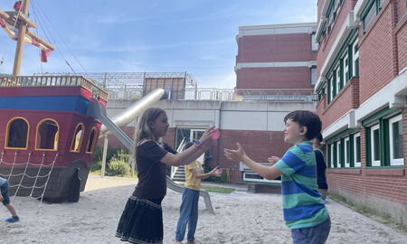 Kinder spielen mit Wasserbomben