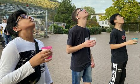 Drei Jungen gurgeln ein Lied